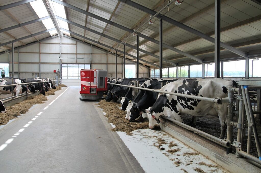 डेयरी फार्मिंग (Dairy Farming) में करियर के शानदार अवसर: दूध का कारोबार, उज्ज्वल भविष्य!