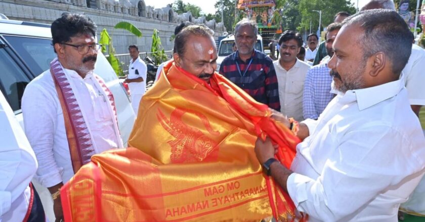 TTD presents silk vastram for Kanipakam Brahmotsavam