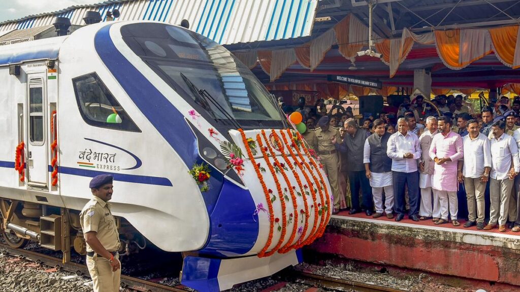 पीएम मोदी ने वीडियो लिंक के जरिए हुबली-पुणे वंदे भारत एक्सप्रेस का शुभारंभ किया