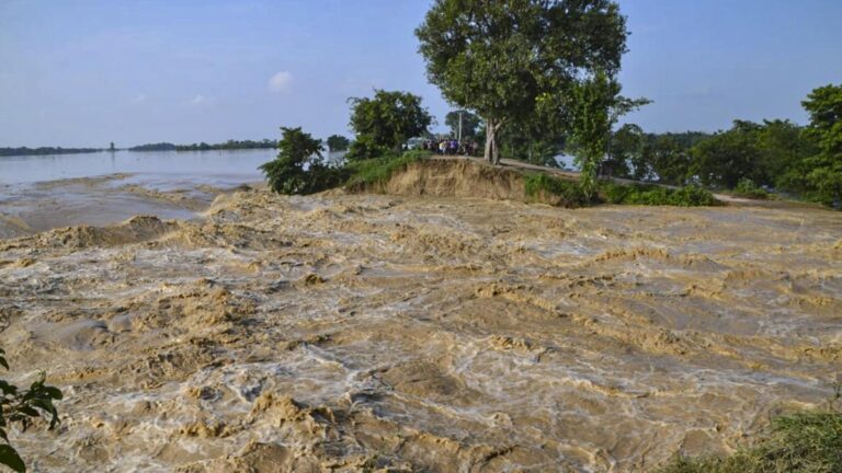 बिहार की नदियों का जलस्तर घट रहा है लेकिन बाढ़ की समस्या बरकरार है