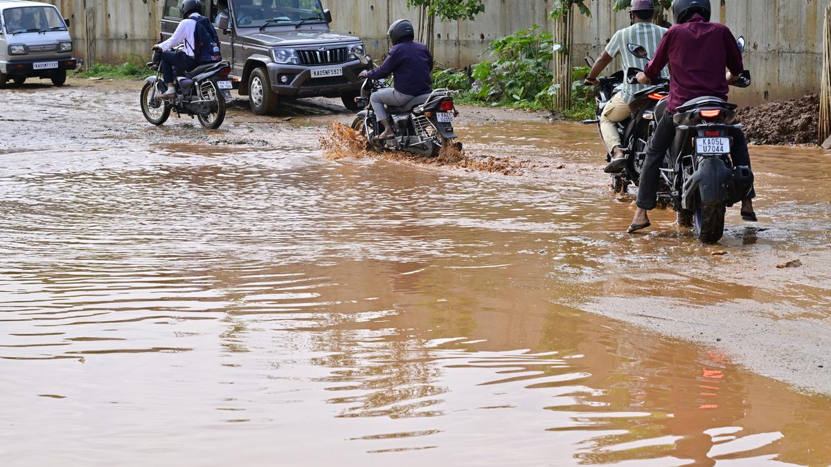 बेंगलुरु में रात भर भारी बारिश के कारण वाहन चालकों को परेशानी हुई