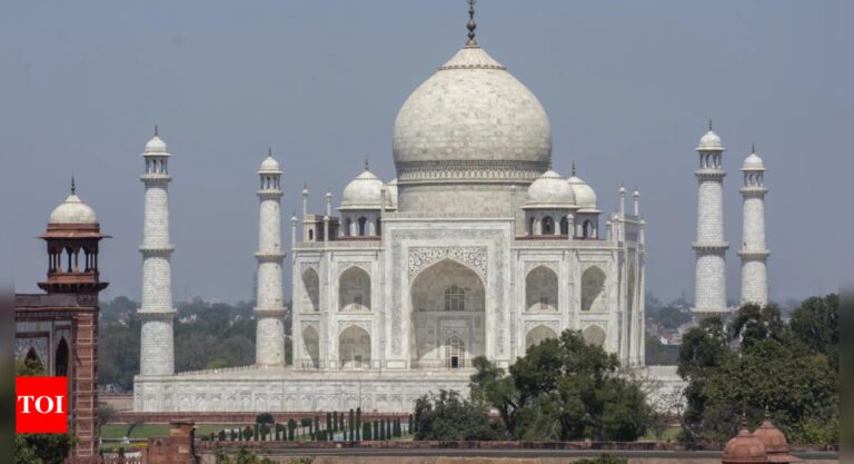 लगातार बारिश के बाद ताज के गुंबद से पानी लीक, बगीचे में पानी भरा; एएसआई अलर्ट पर | इंडिया न्यूज़