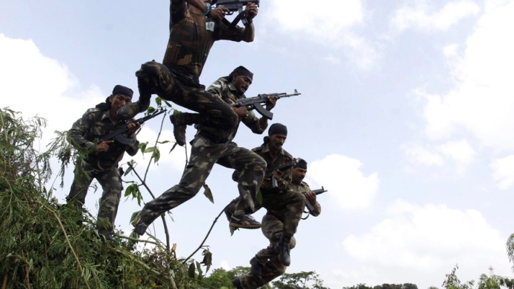 अबूझमाड़ जंगल में भारतीय जवानों ने दर्जनों संदिग्ध माओवादी विद्रोहियों को मार गिराया | सशस्त्र समूह समाचार