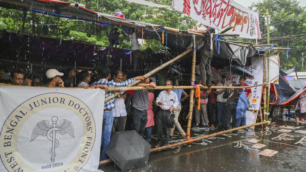 आरजी कर चिकित्सक के लिए न्याय और कार्यस्थल सुरक्षा की मांग को लेकर कोलकाता में जूनियर डॉक्टरों का 'आमरण अनशन' पांचवें दिन में प्रवेश कर गया