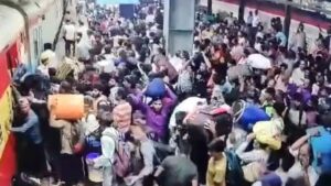 Bandra Terminus Stampede: Western Railway Bans Oversized Items On Platforms Amid Festive Rush