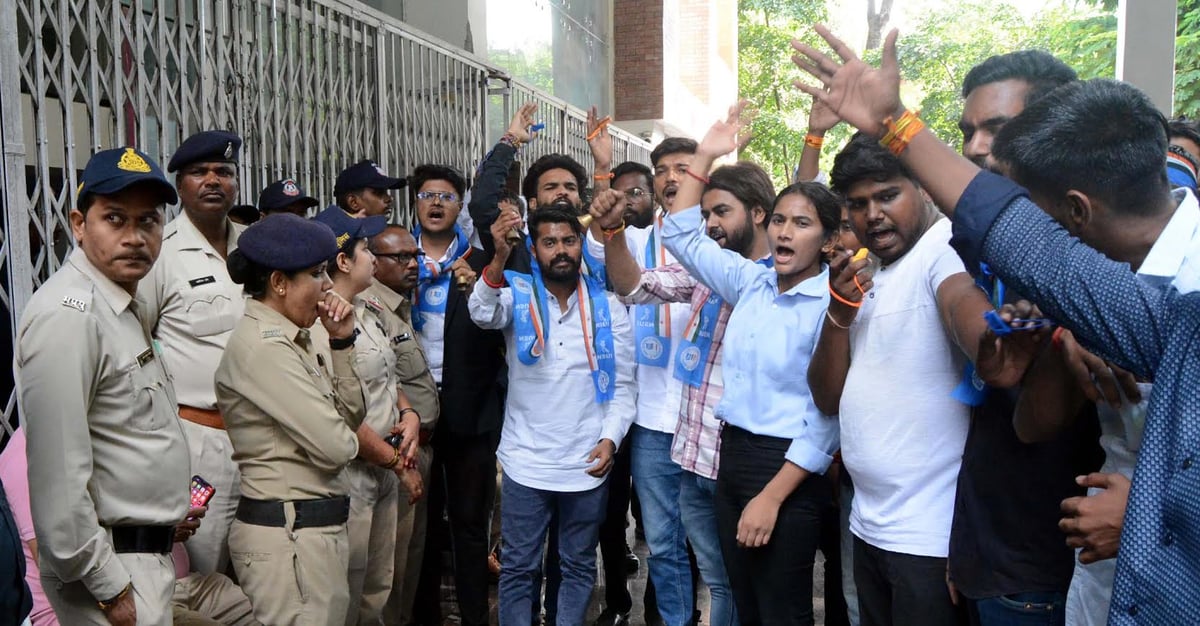 NSUI Stages Demonstration To Press For Students’ Demands In Bhopal