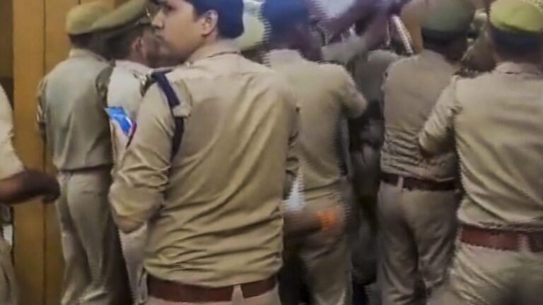 गाजियाबाद कोर्ट में बवाल, वकीलों की पुलिस से झड़प