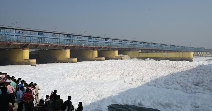 त्योहारी सीजन से पहले दिल्ली में यमुना नदी में झाग छा गया है, जिससे स्वास्थ्य को खतरा पैदा हो गया है