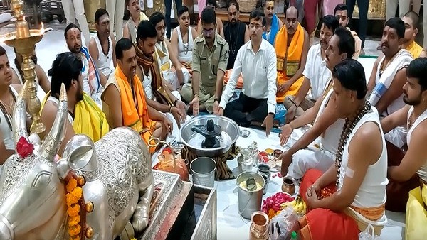 धनतेरस पर उज्जैन कलेक्टर, महाकालेश्वर मंदिर के पुजारी बाबा महाकाल की पूजा-अर्चना करते हैं