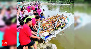 पटना में गंगा प्रतिमा विसर्जन के लिए भव्य जुलूस में हजारों की संख्या में लोग जुटे | पटना समाचार