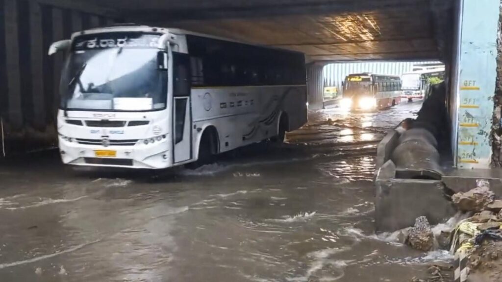 पानी से भरे अंडरपास मौत का जाल बने हुए हैं