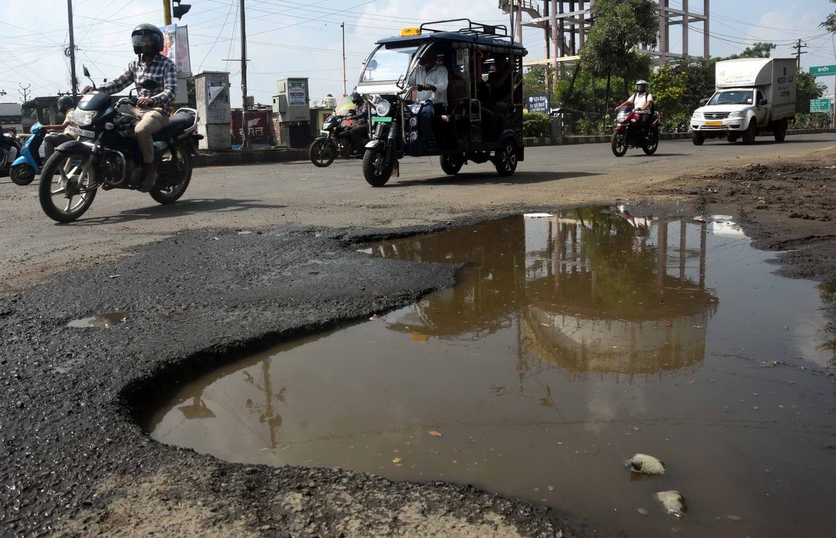 प्रदर्शन गारंटी अवधि में सड़क की मरम्मत के लिए संपर्ककर्ताओं को नोटिस