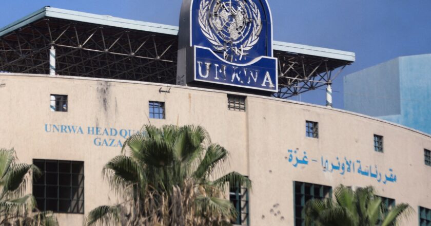 फ़िलिस्तीनी दूत का कहना है कि इज़राइल का UNRWA प्रतिबंध ‘संयुक्त राष्ट्र के ख़िलाफ़ युद्ध में एक नए स्तर’ का है इज़राइल-फिलिस्तीन संघर्ष समाचार