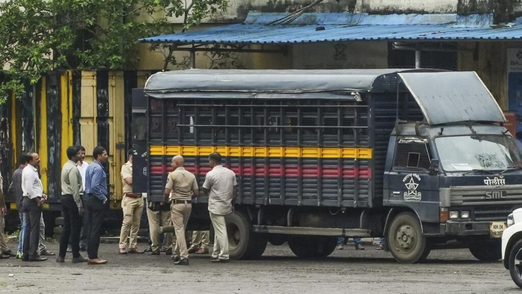 बदलापुर आरोपी मुठभेड़: महाराष्ट्र सरकार ने गोलीबारी की जांच के लिए आयोग का गठन किया