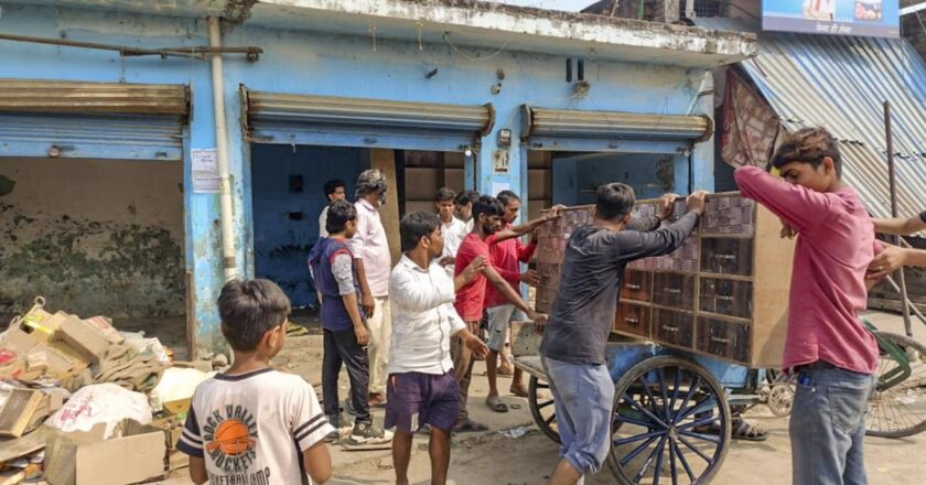 बहराइच सांप्रदायिक हिंसा: तोड़फोड़ के नोटिस से दुकानदारों में डर, कई ने दुकान खाली कर दी