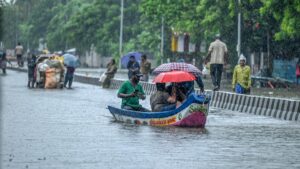 बाढ़ग्रस्त इलाकों से लोगों को ग्रेटर चेन्नई कॉर्पोरेशन के राहत केंद्रों में स्थानांतरित कर दिया गया है