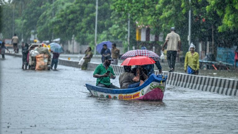 बाढ़ग्रस्त इलाकों से लोगों को ग्रेटर चेन्नई कॉर्पोरेशन के राहत केंद्रों में स्थानांतरित कर दिया गया है