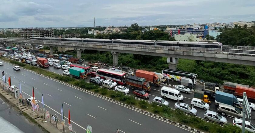 बेंगलुरु-मैसूरु राजमार्ग पर बाधाओं के कारण यातायात बाधित हो रहा है