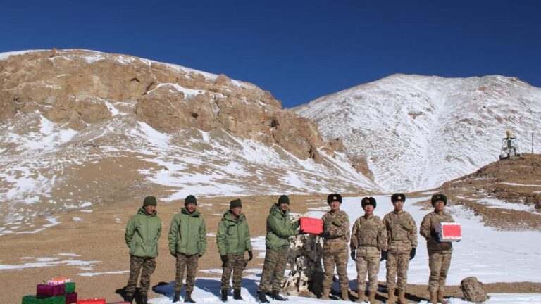 भारतीय, चीनी सैनिक दिवाली पर कई सीमा बिंदुओं पर मिठाइयाँ साझा करते हैं