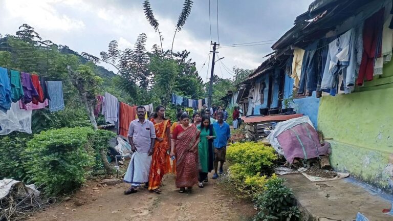 महिला पैनल के दौरे के दौरान बागान कर्मियों ने लेयम्स की खराब स्थिति की ओर ध्यान आकर्षित किया