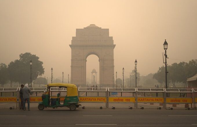 राजधानी में अभी भी खराब वायु गुणवत्ता मानकों का सामना करना पड़ रहा है, क्योंकि शहर दिवाली की तैयारियों में जुटा हुआ है