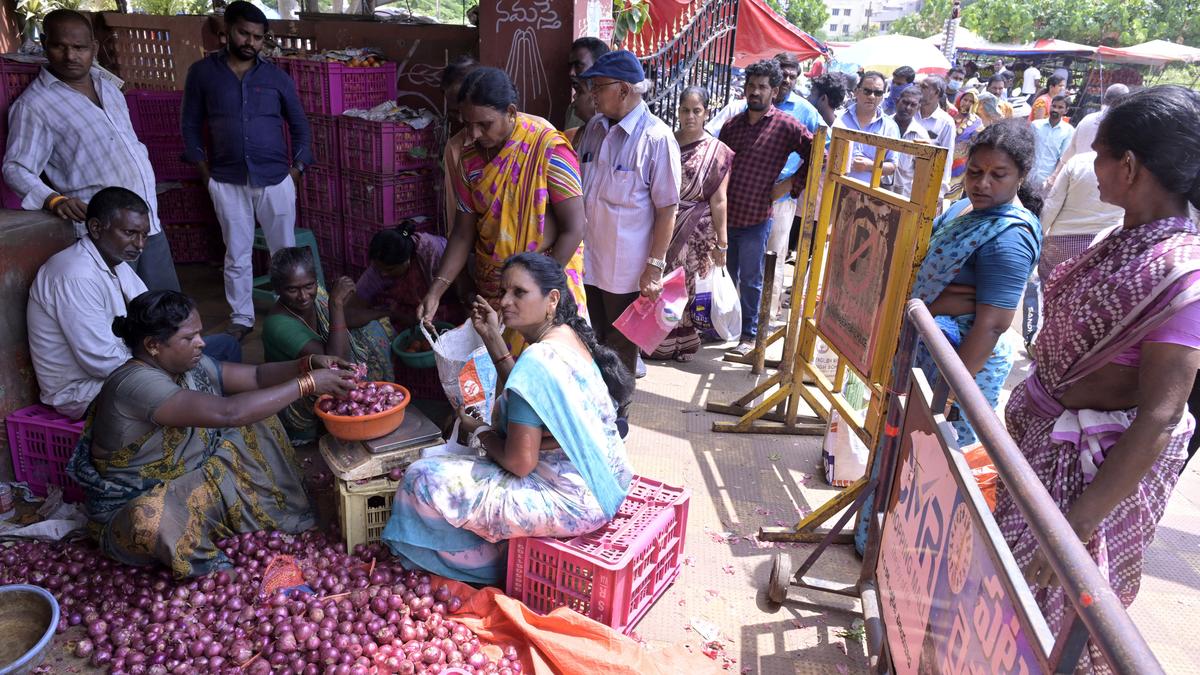 रायथू बाजार के अधिकारी का कहना है कि प्याज, टमाटर की कीमतें अगले सप्ताह तक स्थिर होने की संभावना है