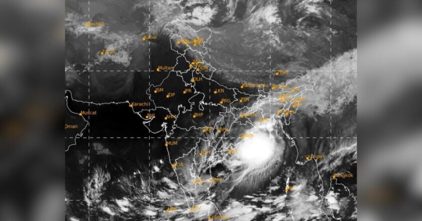 रेड अलर्ट जारी, परिवहन निलंबित और राहत शिविर तैयार