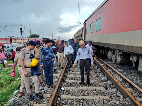 रेलवे सुरक्षा आयुक्त ने कावराईपेट्टई ट्रेन दुर्घटना स्थल का निरीक्षण किया