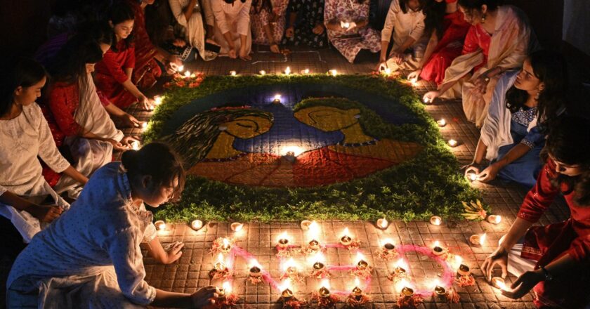 लाखों भारतीय रोशनी का त्योहार दिवाली मनाते हैं | धर्म समाचार