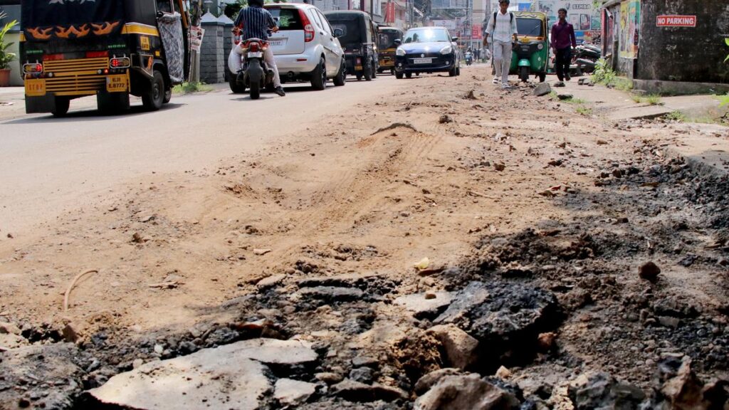 हितधारकों का कहना है कि कोच्चि में गड्ढों वाली और खाई वाली सड़कें चिंता का कारण हैं