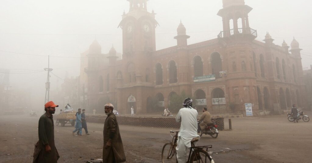 'बच्चे लगातार खांस रहे हैं': पाकिस्तान के रिकॉर्ड स्मॉग ने लोगों को घर जाने पर मजबूर कर दिया | पर्यावरण समाचार