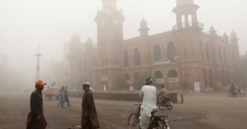 ‘बच्चे लगातार खांस रहे हैं’: पाकिस्तान के रिकॉर्ड स्मॉग ने लोगों को घर जाने पर मजबूर कर दिया | पर्यावरण समाचार