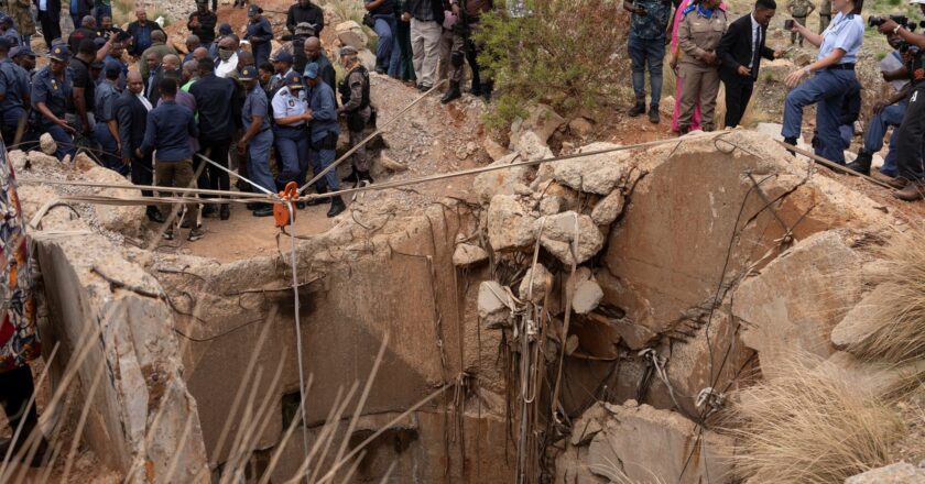 स्वयंसेवक जुटे, दक्षिण अफ्रीका का कहना है कि वह फंसे हुए खनिकों को बचाएगा | खनन समाचार