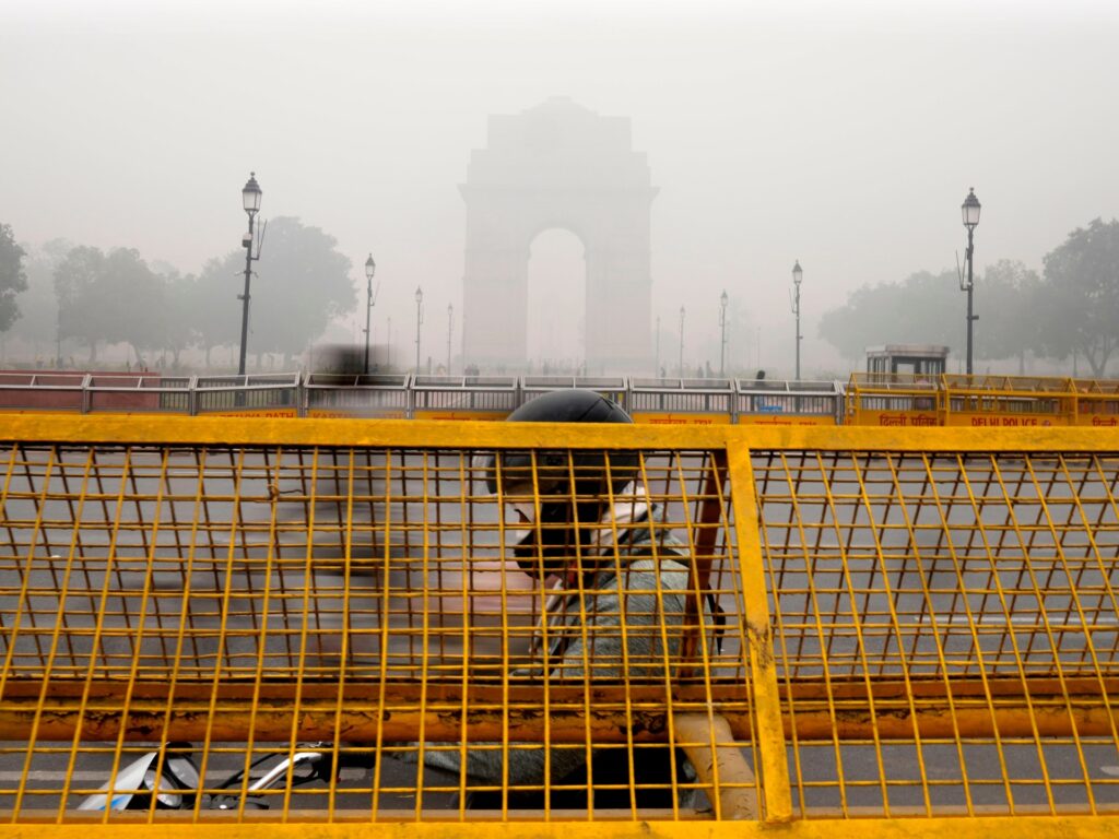 दिल्ली में प्रदूषण का स्तर नई ऊंचाई पर पहुंचने पर स्कूल बंद, निर्माण पर रोक | जलवायु संकट समाचार