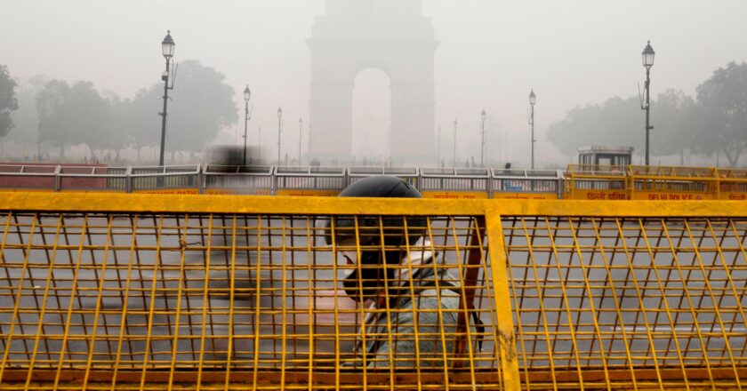 दिल्ली में प्रदूषण का स्तर नई ऊंचाई पर पहुंचने पर स्कूल बंद, निर्माण पर रोक | जलवायु संकट समाचार