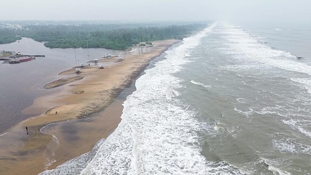 इसरो के उपग्रह चक्रवात फेंगल पर करीब से नज़र रख रहे हैं