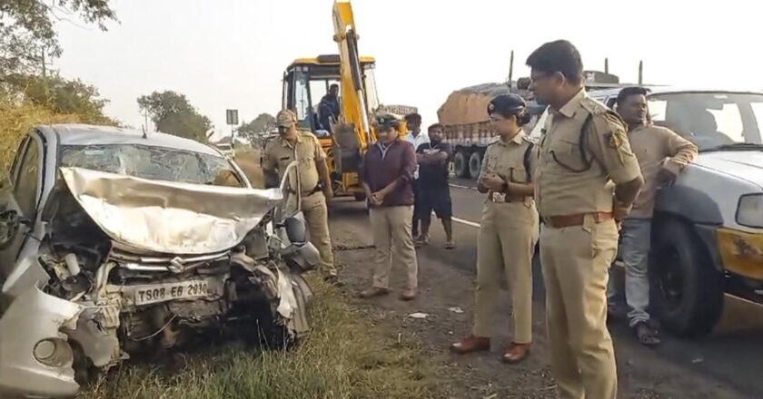 कलबुर्गी के पास सड़क दुर्घटना में हैदराबाद के एक ही परिवार के तीन तीर्थयात्रियों और ड्राइवर की मौत हो गई