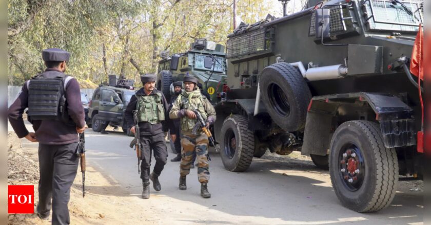 जम्मू-कश्मीर बलों ने दो आतंकवादियों को मार गिराया, दो मारे गए ग्राम रक्षकों के शव नाले के पास मिले