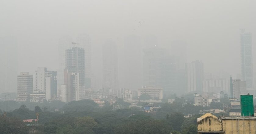 दिवाली उत्सव के दौरान AQI ‘अस्वास्थ्यकर’ स्तर तक पहुंचने के कारण शहर में कोहरा छा गया