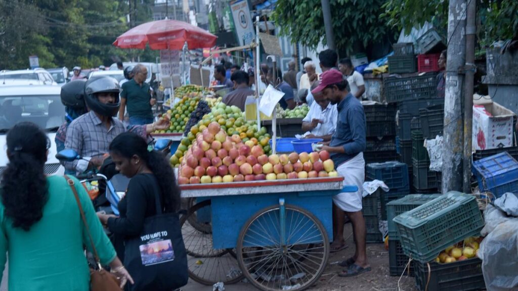 फुटपाथों पर विक्रेताओं द्वारा बड़े पैमाने पर अतिक्रमण से पैदल चलने वालों की आवाजाही प्रभावित होती है