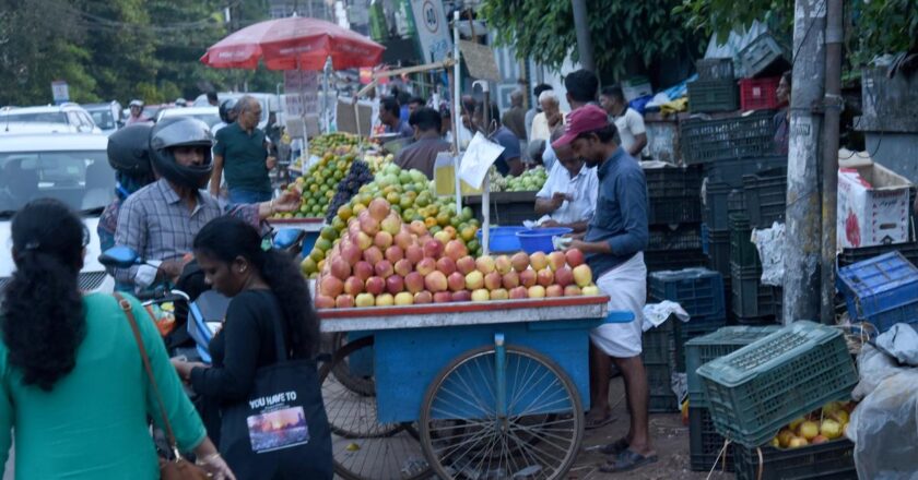 फुटपाथों पर विक्रेताओं द्वारा बड़े पैमाने पर अतिक्रमण से पैदल चलने वालों की आवाजाही प्रभावित होती है