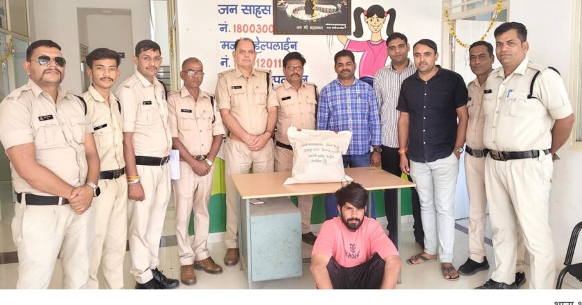 भाटपचलाना पुलिस ने 23 किलोग्राम गांजा जब्त किया, दो संदिग्ध गिरफ्तार; सेंधवा पुलिस ने अवैध हथियार ले जाने के आरोप में दो को गिरफ्तार किया