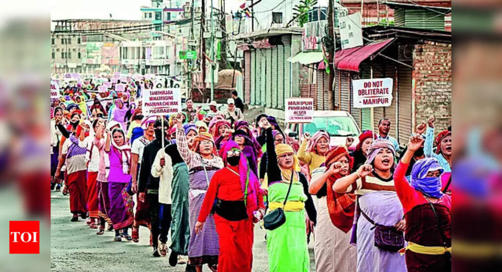 मणिपुर अशांति: सैकड़ों लोगों ने इंफाल में कर्फ्यू का उल्लंघन किया, अफस्पा विरोधी प्रदर्शन किया | भारत समाचार