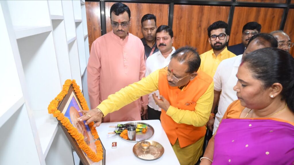 Chhattisgarh: CM Vishnu Deo Sai Pays Tribute To Sardar Vallabhbhai Patel On His 150th Birth...