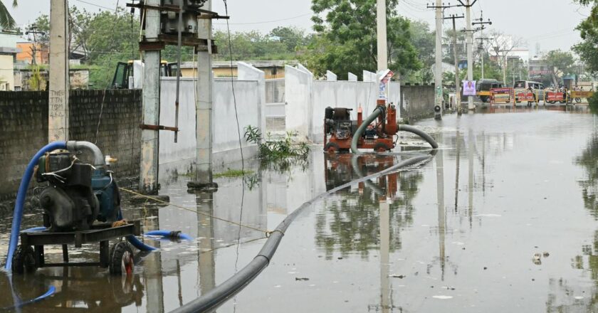 लगातार बारिश से थूथुकुडी के कई इलाकों में जलभराव हो गया है