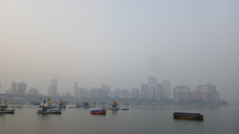 सपनों के शहर में सर्दी आते ही बिगड़ा AQI; तापमान और बहुत कुछ देखें