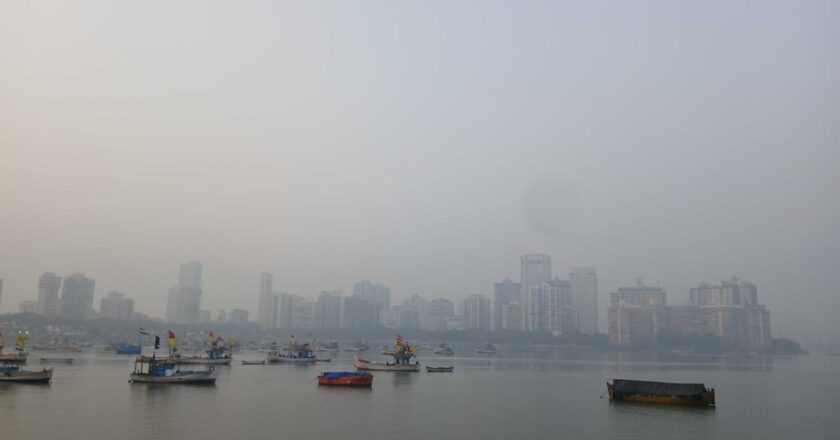 सपनों के शहर में सर्दी आते ही बिगड़ा AQI; तापमान और बहुत कुछ देखें