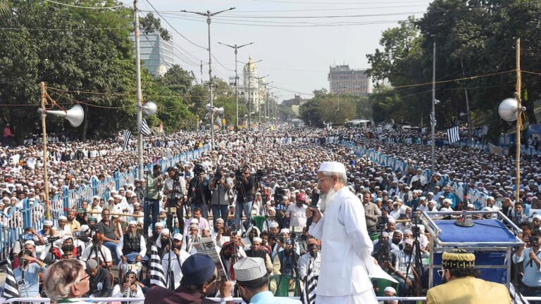 हिंदू और मुस्लिम संगठनों के विरोध प्रदर्शन से कोलकाता की सड़कें जाम हो गईं