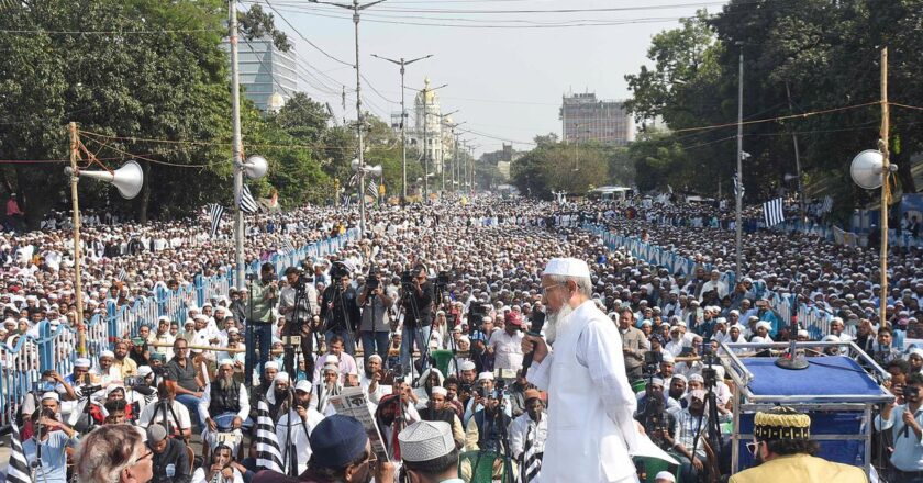 हिंदू और मुस्लिम संगठनों के विरोध प्रदर्शन से कोलकाता की सड़कें जाम हो गईं