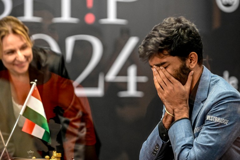 12 दिसंबर, 2024 को सिंगापुर में 2024 FIDE विश्व चैंपियनशिप के गेम 14 में चीन के शतरंज ग्रैंडमास्टर डिंग लिरेन के खिलाफ जीत के बाद भारत के ग्रैंडमास्टर गुकेश डोमराजू (आर) ने प्रतिक्रिया व्यक्त की।